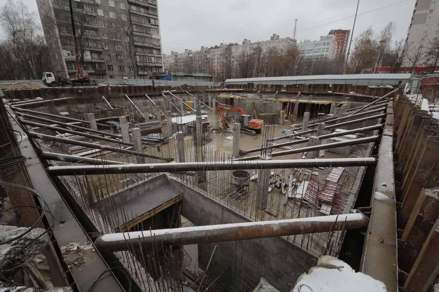 Устройство шпунтового ограждения из шпунта Ларсена методом вибропогружения на объекте строительства административного здания в г. Череповце, ул. Байкальская, 42.